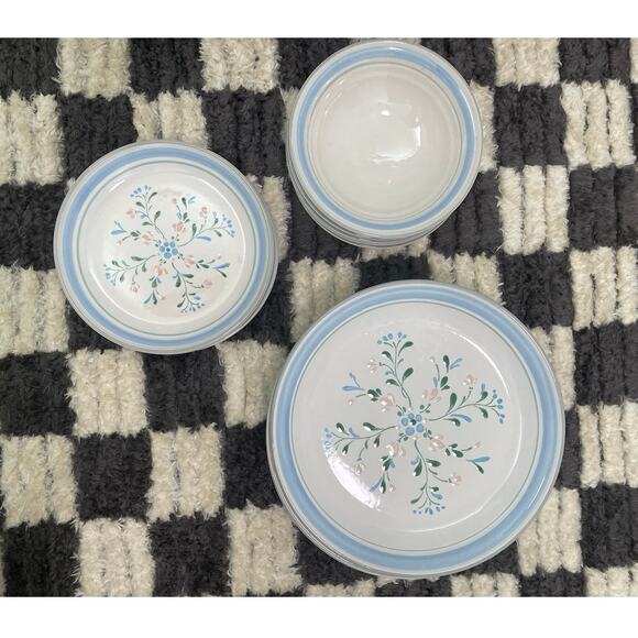 Fascino Vintage Blue Trim Floral Dinnerware Set (Service for 5). - Picture 2 of 5